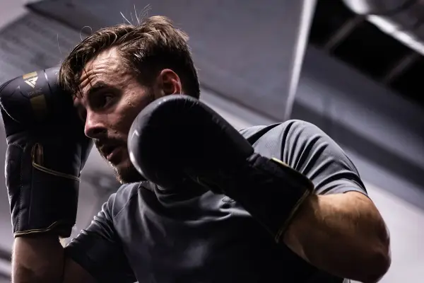 boxer training to gain muscle with gloves on